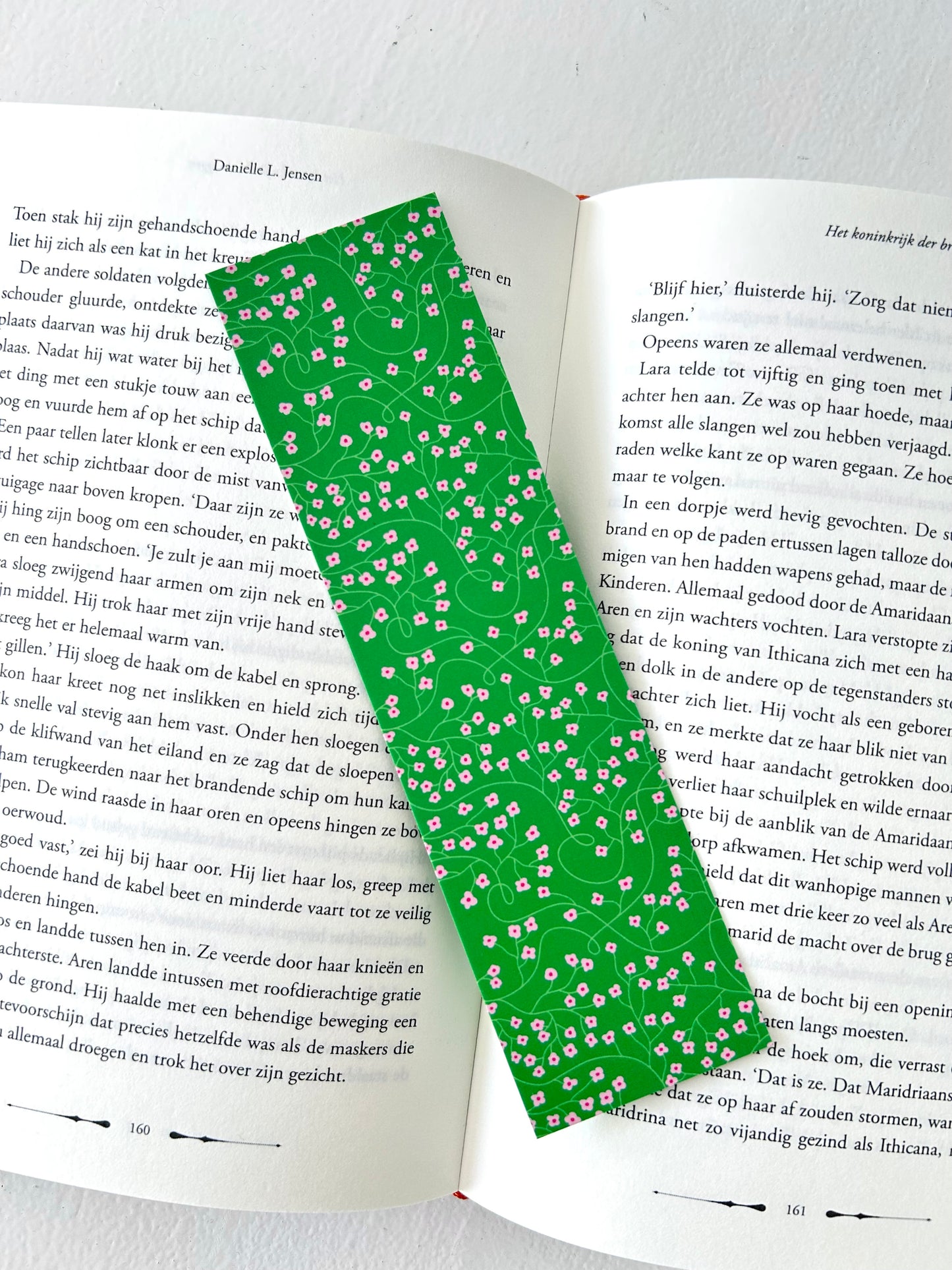 Groene boekenlegger met roze bloemen