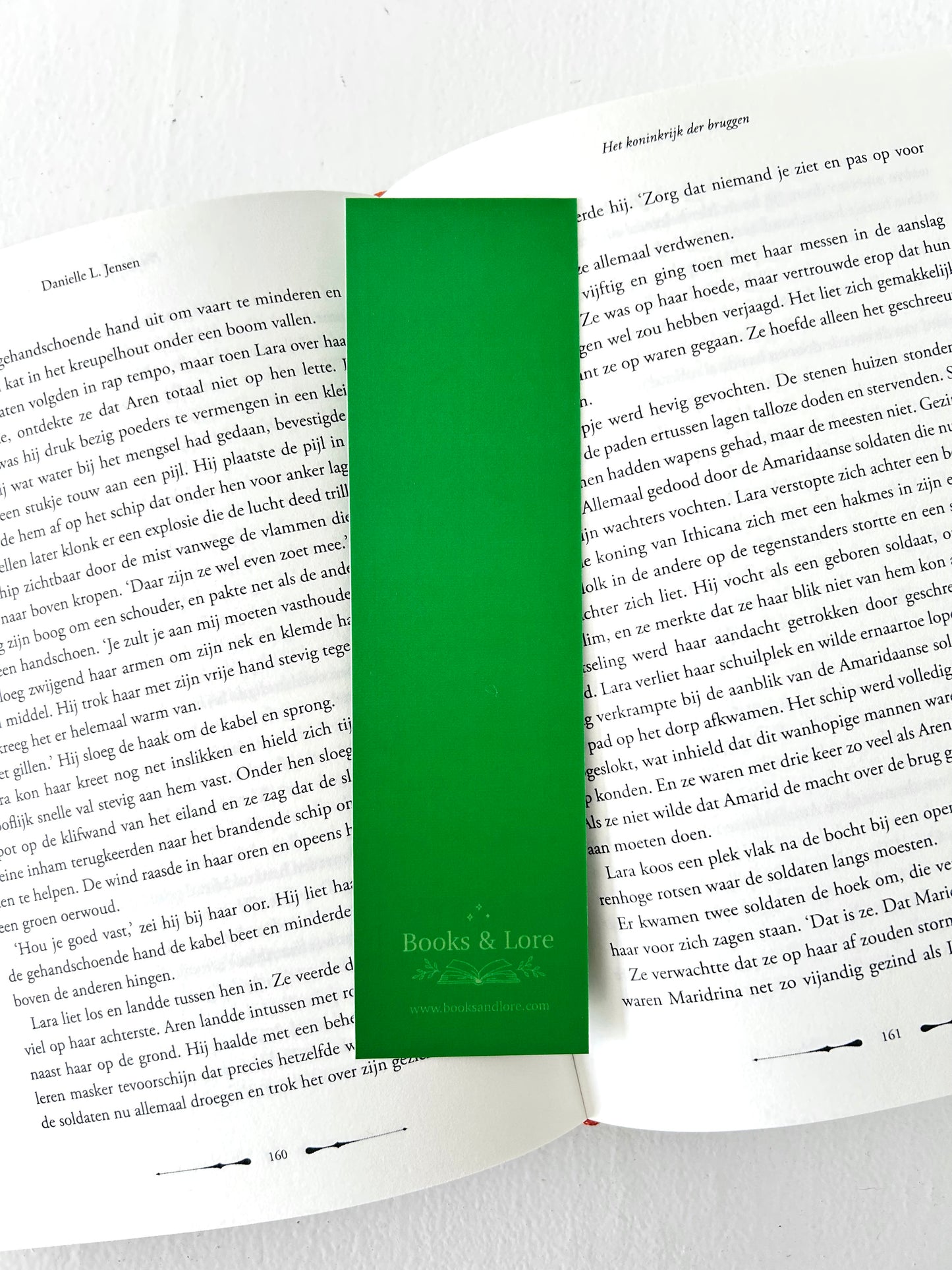 Groene boekenlegger met roze bloemen