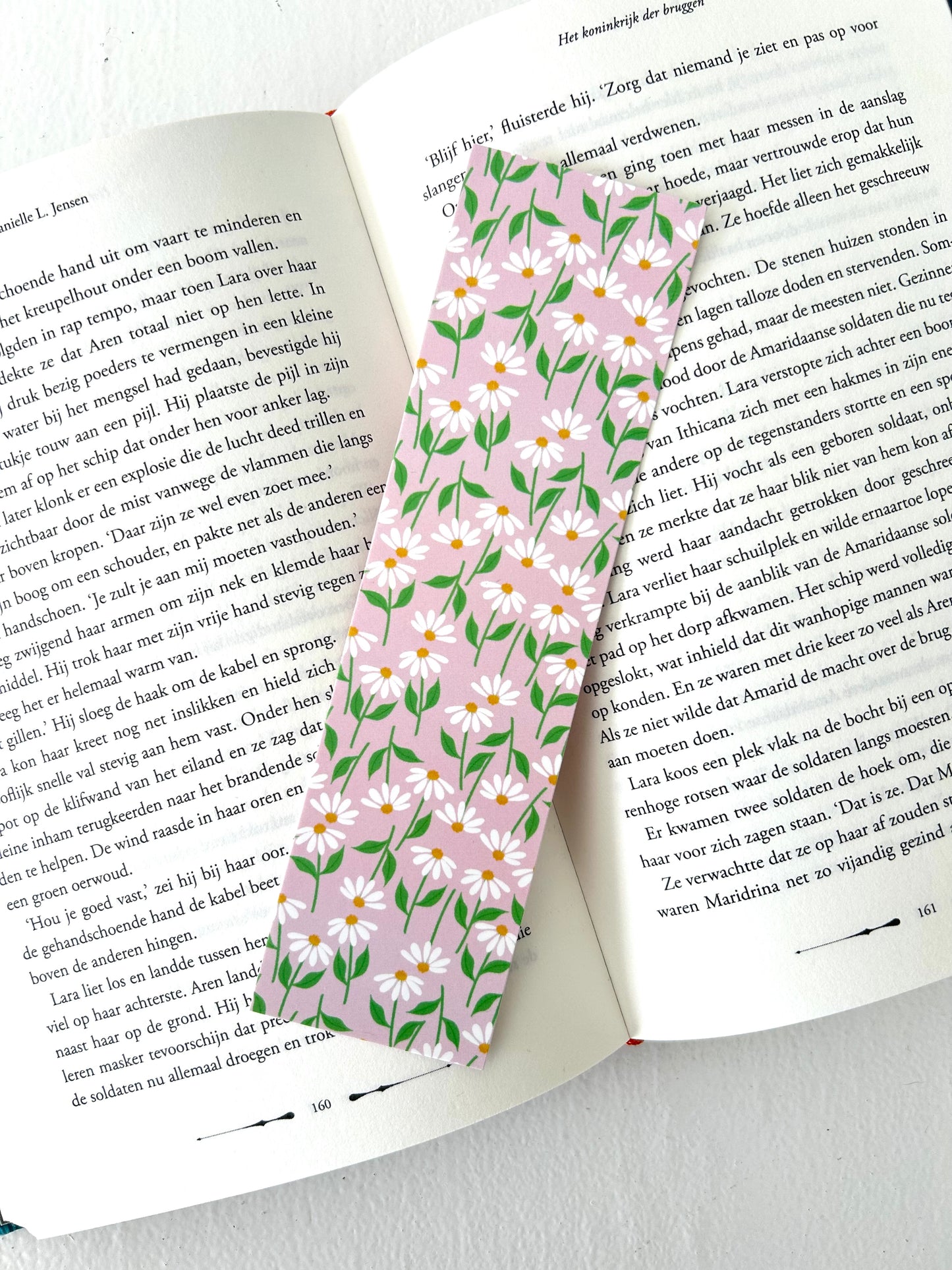 Roze boekenlegger met madeliefjes
