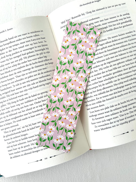 Roze boekenlegger met madeliefjes