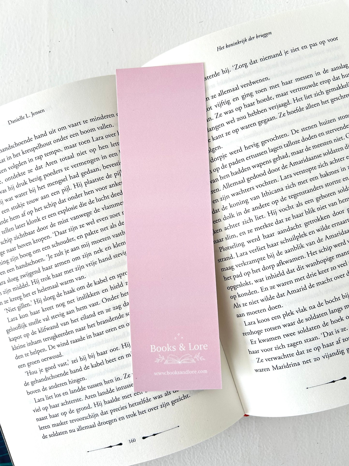 Roze boekenlegger met madeliefjes